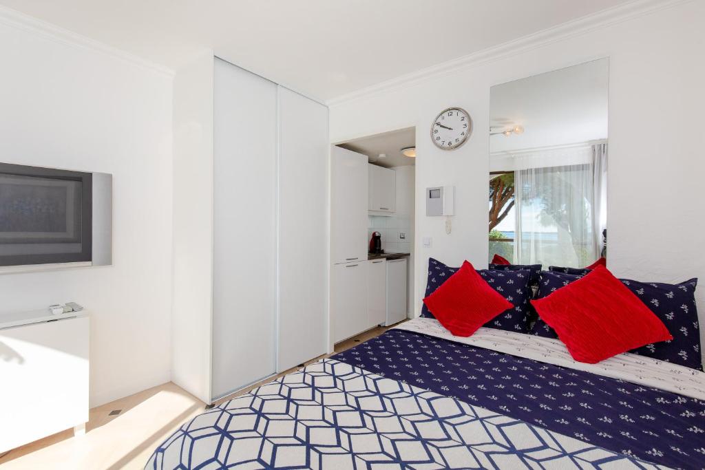 Cozy studio with sea view, swimming pool and greenery 7