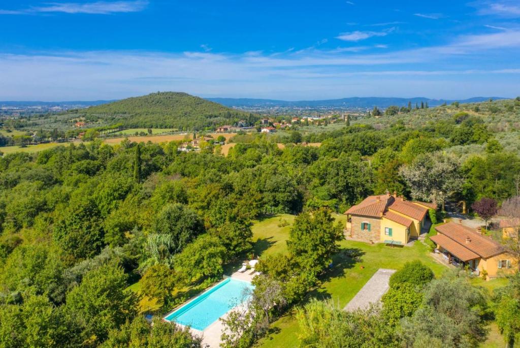 une vue aérienne d'une maison avec piscine dans l'établissement Villa Casale Federica, à Arezzo
