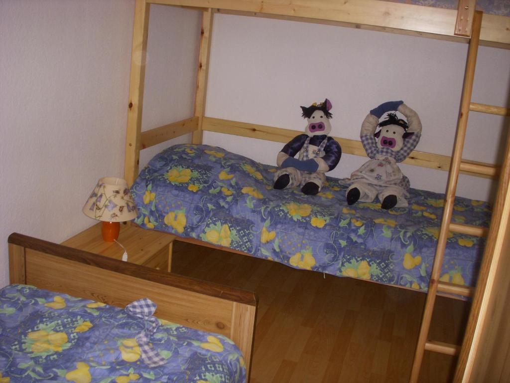 2 lits superposés avec des animaux rembourrés assis sur eux dans l'établissement Camping de la Pelouse, à Jaulny 14 autres photos