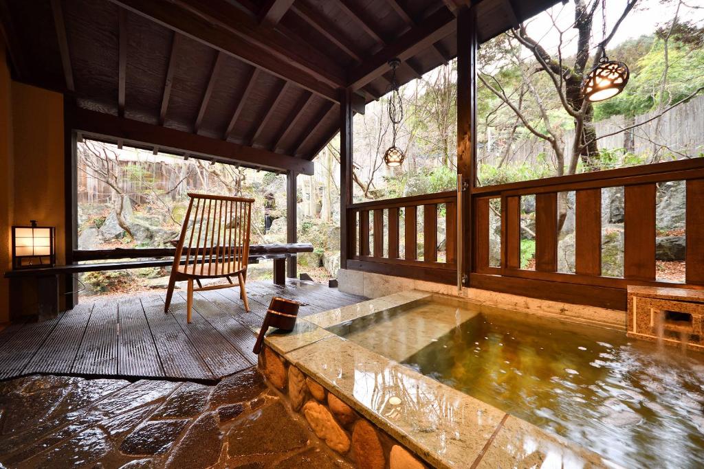 une chambre avec une piscine d'eau sur une terrasse couverte dans l'établissement Syoubun, à Minakami
