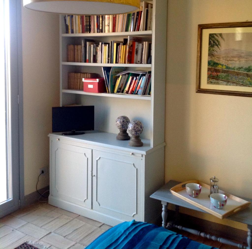 une chambre avec une étagère et un ordinateur dans l'établissement Villa Belvedere, à Marsiliana d'Albegna
