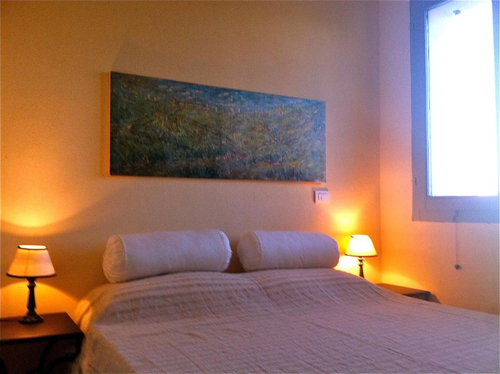 une chambre avec un lit et un tableau au mur dans l'établissement Villa Belvedere, à Marsiliana d'Albegna 13 autres photos