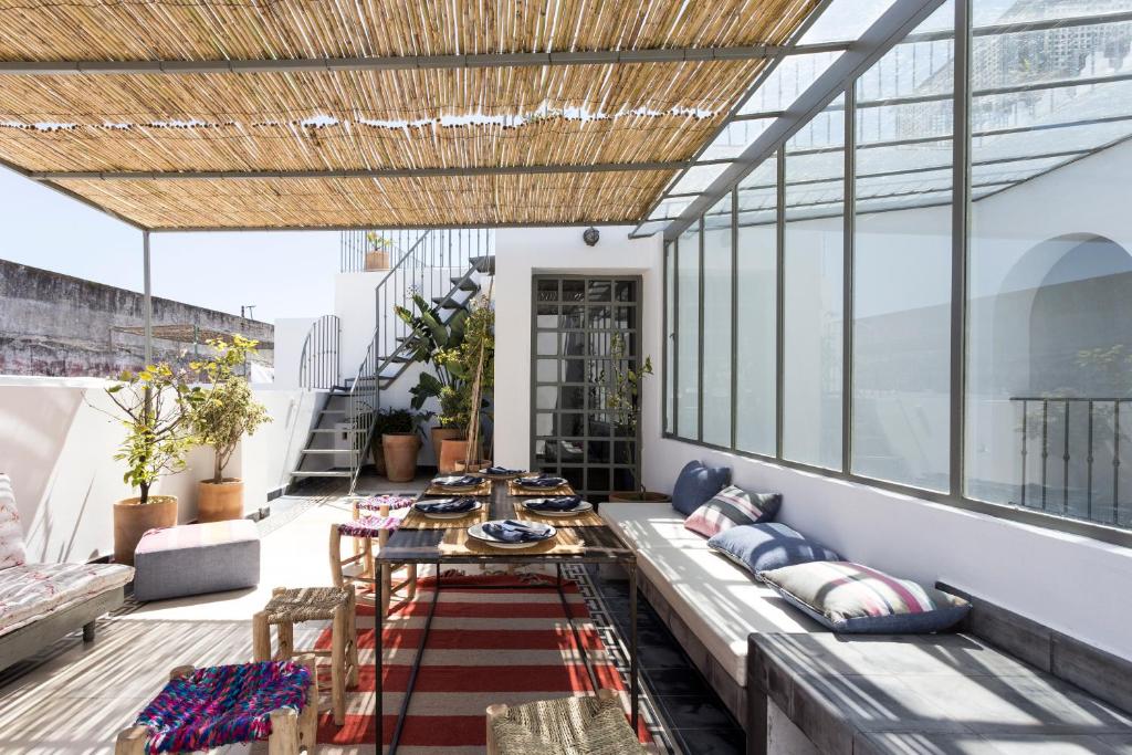 une terrasse avec un canapé et une table dans l'établissement Riad Dar-tus, à Tanger