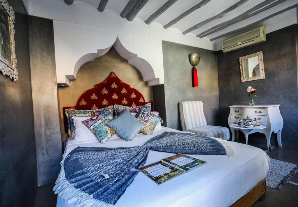 une chambre avec un lit avec une couverture bleue dans l'établissement Riad les 2 Portes, à Marrakech