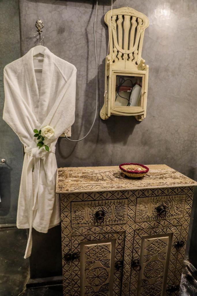 une coiffeuse avec un peignoir blanc et une chaise dans l'établissement Riad les 2 Portes, à Marrakech 37 autres photos