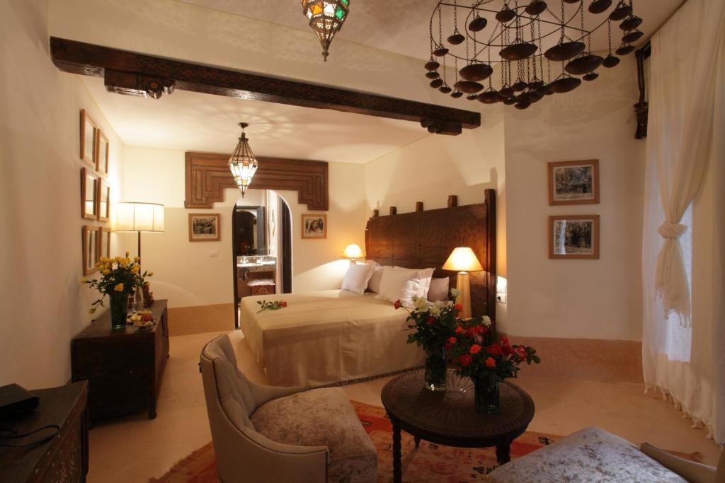 une chambre avec un lit, un canapé et une table dans l'établissement Palais Khum, à Marrakech 37 autres photos
