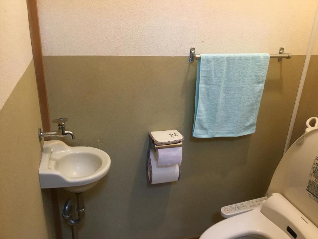 La salle de bains est pourvue d'un lavabo, de toilettes et de serviettes. dans l'établissement Hamayuu, à Higashiizu 29 autres photos
