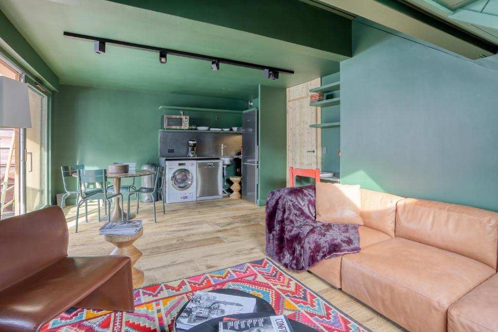 un salon avec un canapé et une table dans l'établissement Prestigieux Appartement Pied Piste Luc Alphand 80 M2 Serre Chevalier Chantemerle, à Saint-Chaffrey