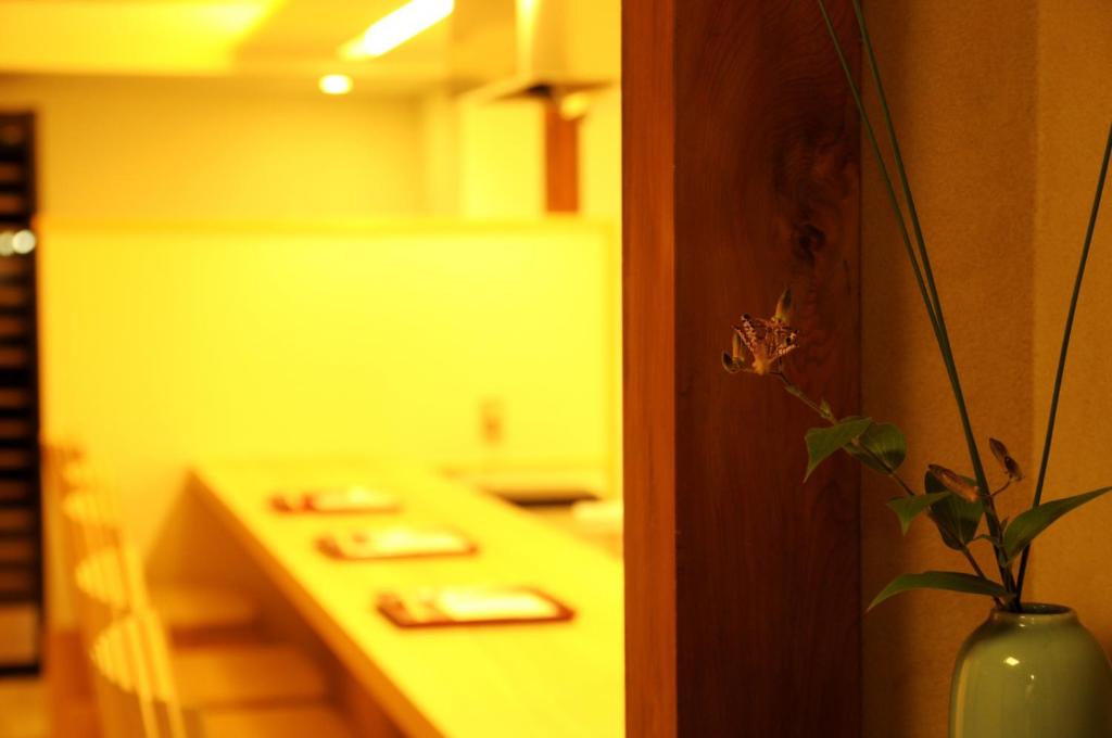 une cuisine avec un vase et une plante. dans l'établissement IZUYASU Traditional Kyoto Inn serving Kyoto cuisine, à Kyoto