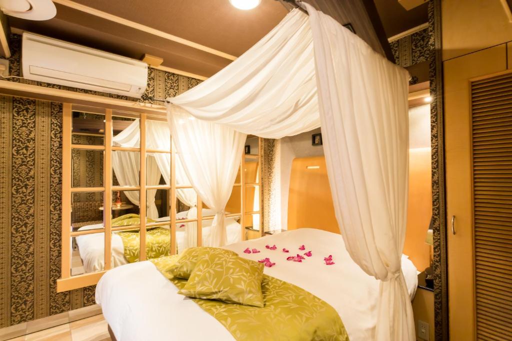 - une chambre avec un lit à baldaquin orné de fleurs dans l'établissement Hotel W-BAGUS -W GROUP HOTELS and RESORTS-, à Tokyo 68 autres photos