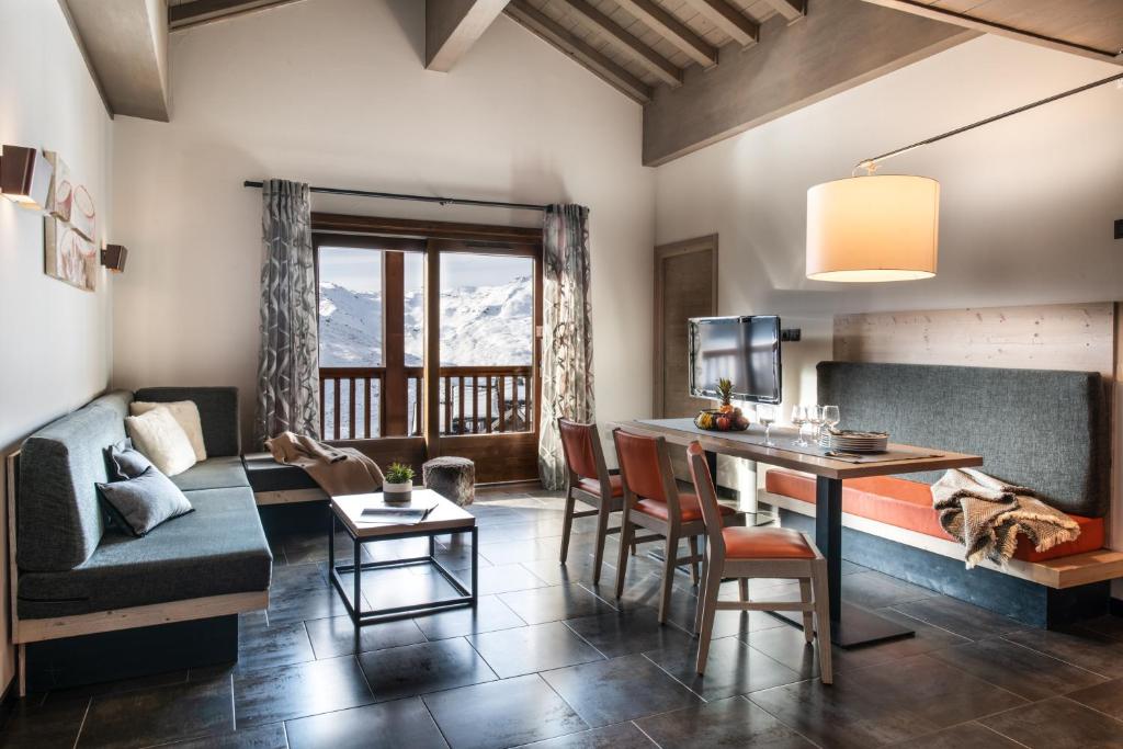 un salon avec un canapé et une table dans l'établissement Residence Montana Plein Sud, à Val Thorens