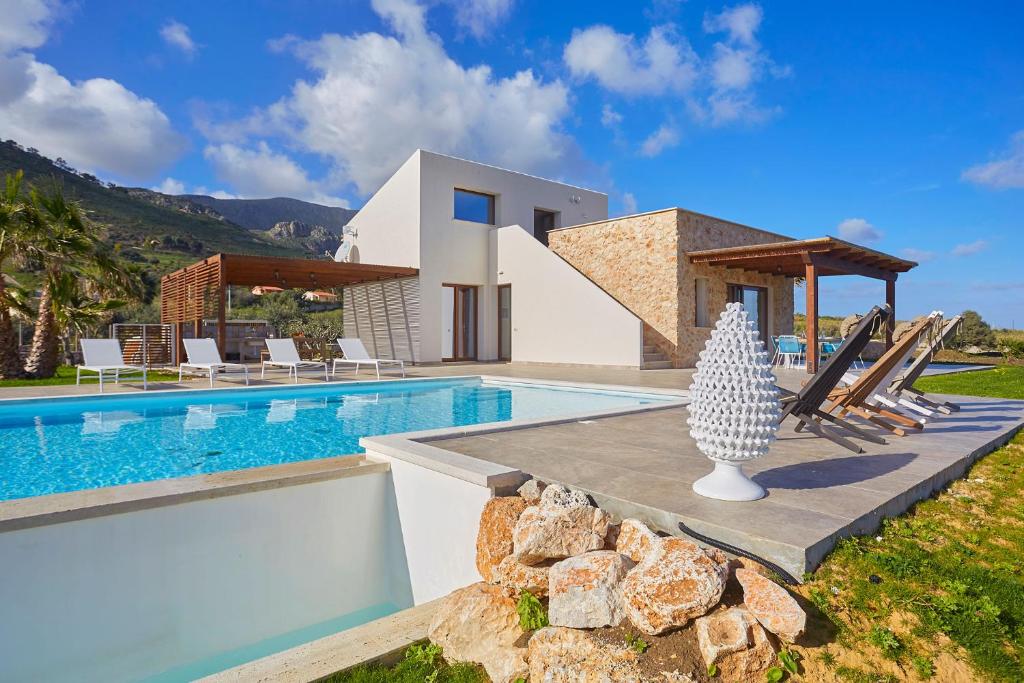 une image d'une villa avec piscine dans l'établissement Villa della Pigna, à Scopello