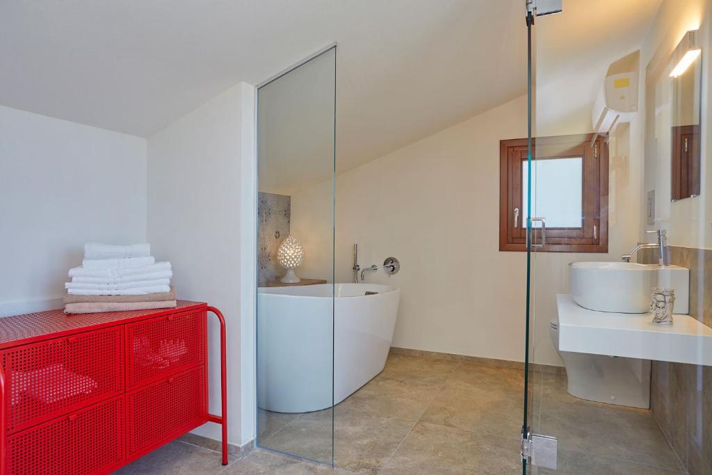 une salle de bain avec une douche en verre et un lavabo dans l'établissement Villa della Pigna, à Scopello