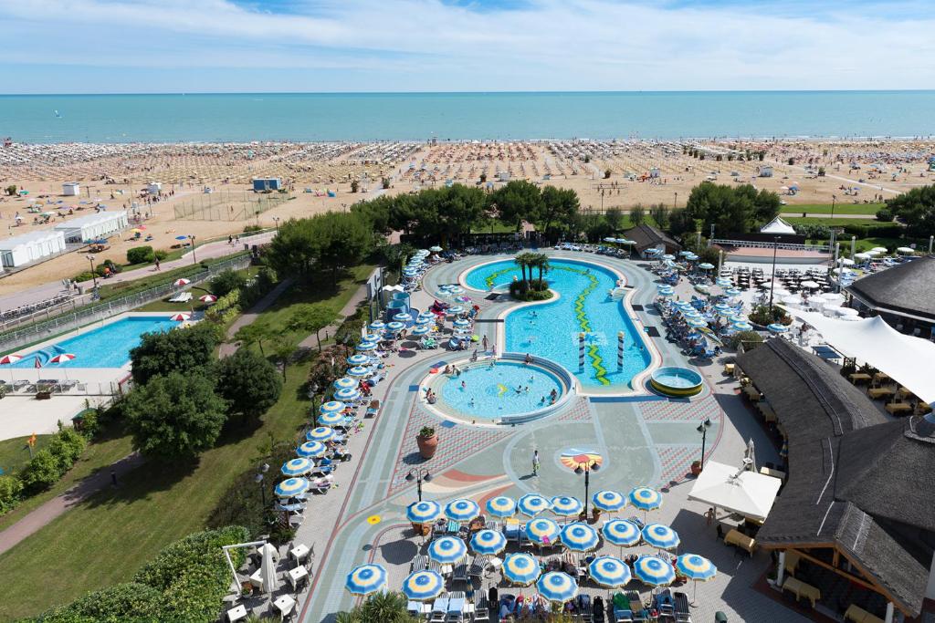 une vue aérienne d'une piscine dans un complexe hôtelier dans l'établissement Aparthotel Holiday, à Bibione