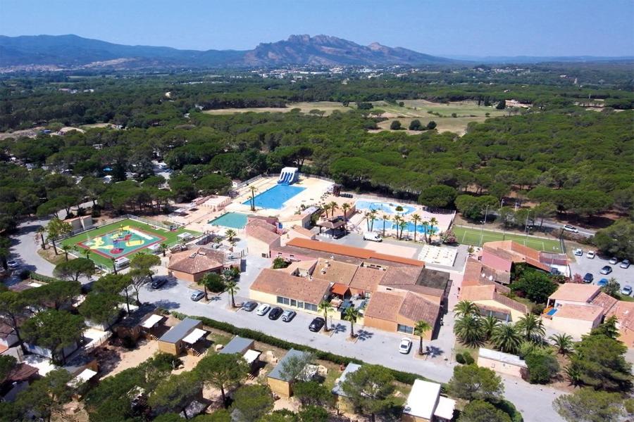 une vue aérienne d'un complexe avec piscine dans l'établissement Camping Montana Parc - Coeur de l'Estérel - Maeva, à Puget-sur Argens
