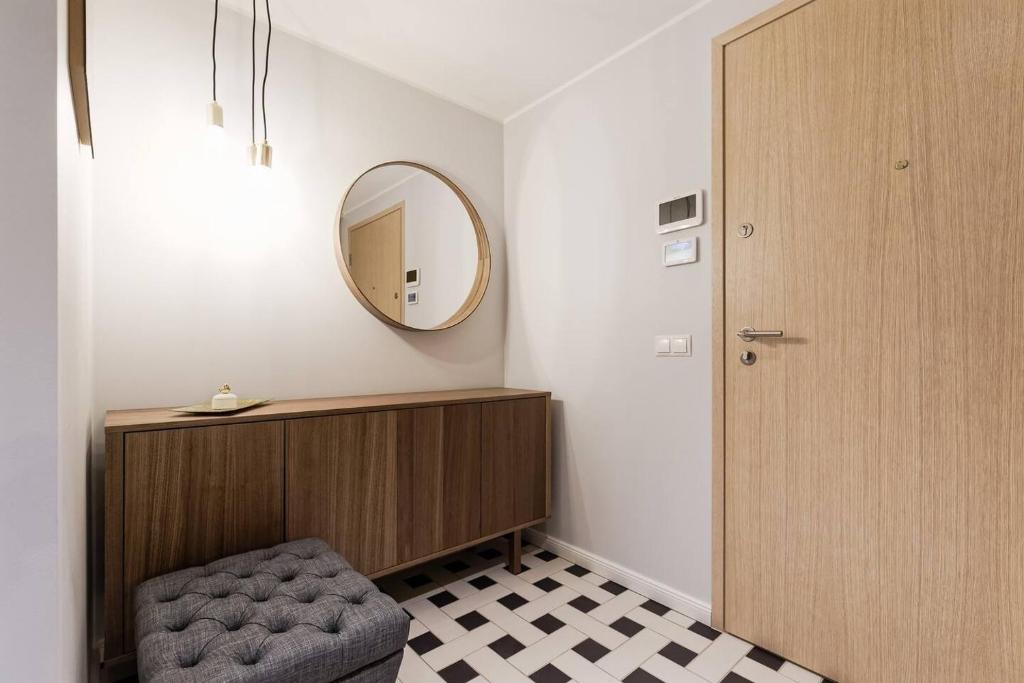Central apartments, Quiet with Free Parking and AC. 7