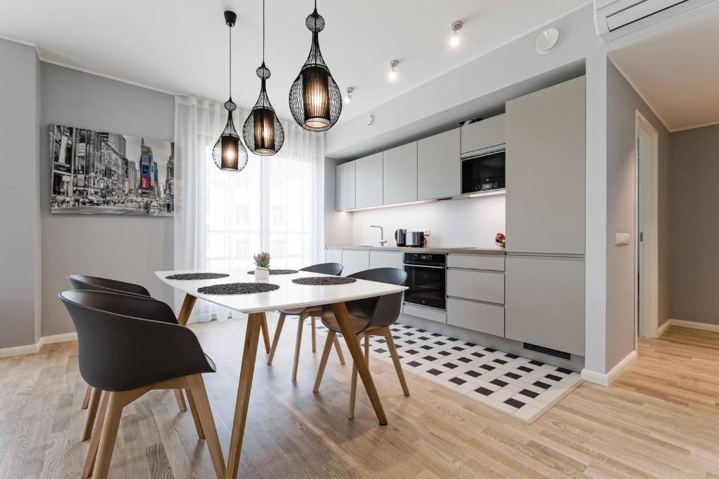 Central apartments, Quiet with Free Parking and AC. 5