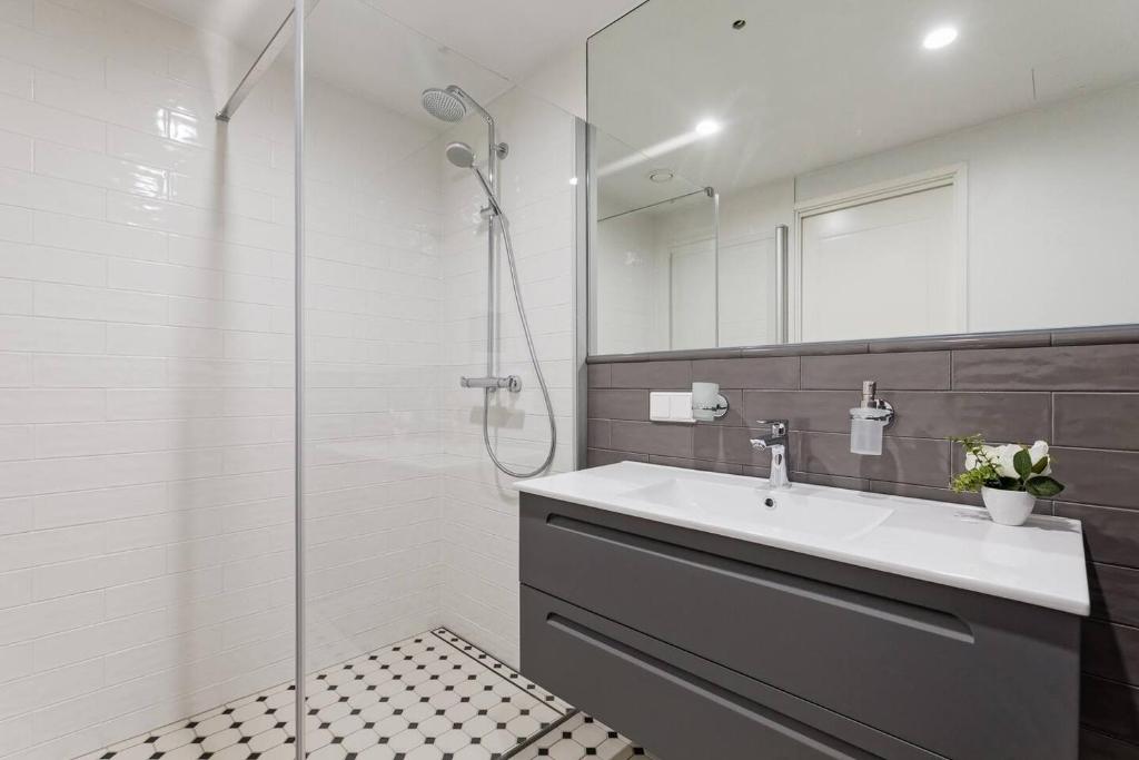 Central apartments, Quiet with Free Parking and AC. 4