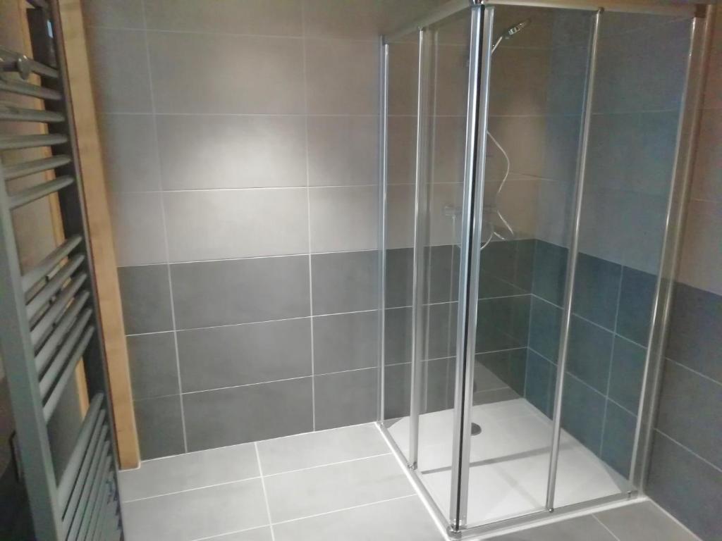 une douche avec une porte vitrée dans une salle de bain dans l'établissement Appartement Soleil Blanc Résidence Lodge des neiges, à Tignes 14 autres photos
