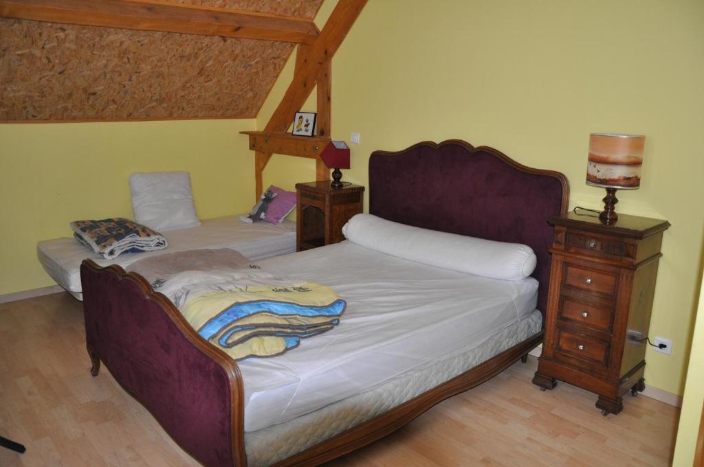 une chambre avec deux lits et une commode dans l'établissement Brameloup, à Prades-dʼAubrac