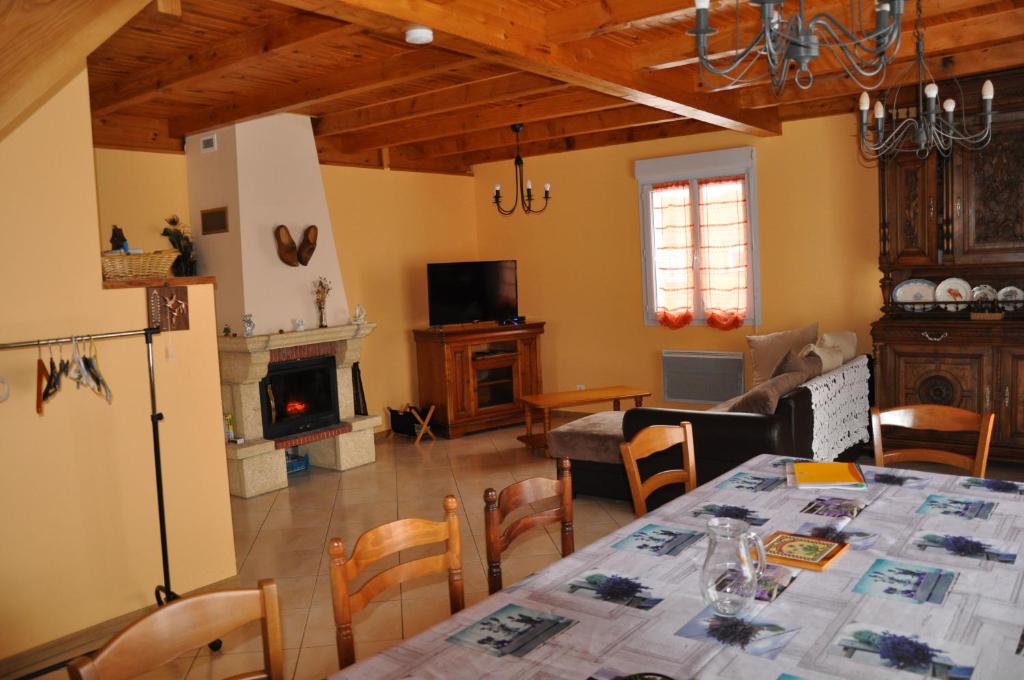 Il dispose d'une cuisine et d'un salon avec une table et un réfrigérateur. dans l'établissement Brameloup, à Prades-dʼAubrac 24 autres photos