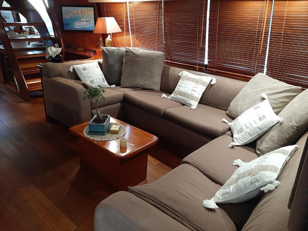 un salon avec deux canapés et une table dans l'établissement Ocean Yacht Trawler - Le Caloa, à Porto-Vecchio