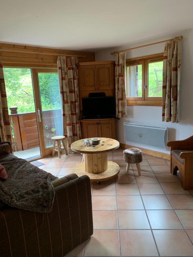 un salon avec un canapé et une table dans l'établissement La clé des montagnes, aux Houches