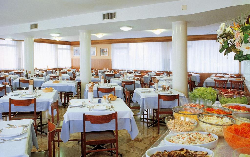 - une salle de banquet avec des tables et des chaises dans l'établissement Hotel Nelson, à Lido di Jesolo