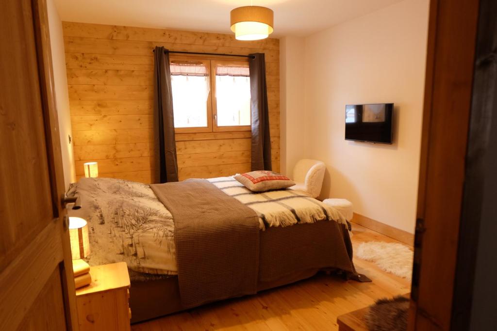 une chambre avec un lit et une fenêtre dans l'établissement Appartement Soleil Blanc Résidence Lodge des neiges, à Tignes