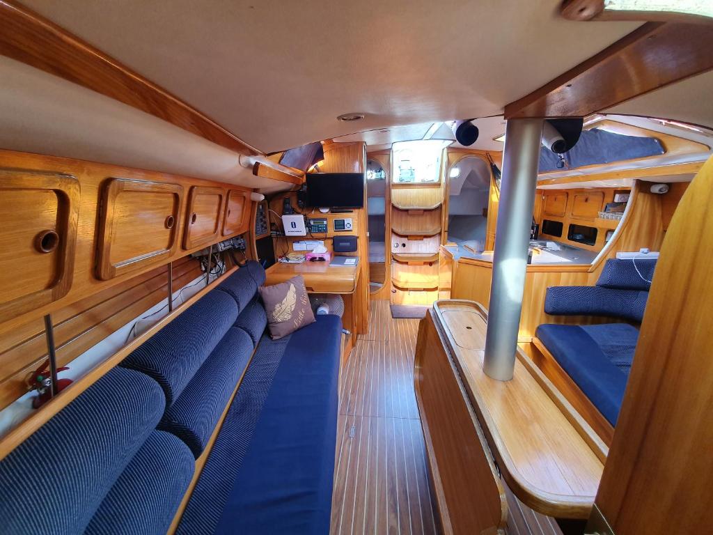 Photo de la galerie de l'établissement Super Castor - Dormir sur un grand voilier chauffé au vieux port By Nuits au Port, à La Rochelle