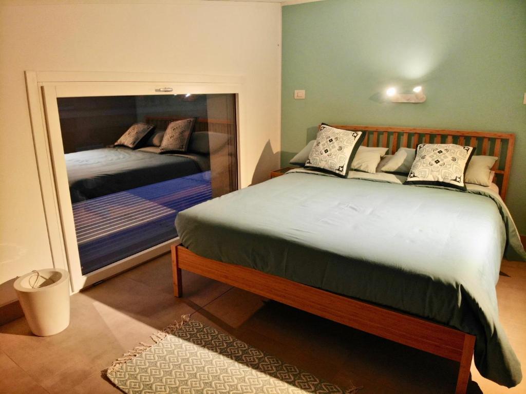 une chambre avec deux lits et un grand miroir dans l'établissement villa MAMA Marina di ragusa, à Marina di Ragusa