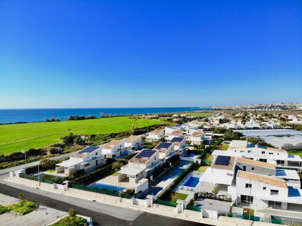- une vue aérienne sur une villa avec l'océan en arrière-plan dans l'établissement villa MAMA Marina di ragusa, à Marina di Ragusa