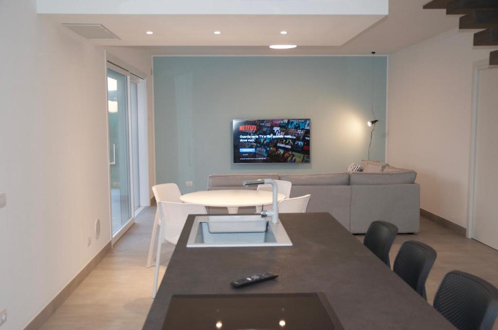 un salon avec une table et un canapé dans l'établissement villa MAMA Marina di ragusa, à Marina di Ragusa