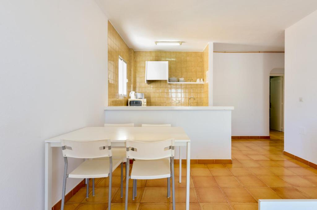 Apartamentos San Antonio Beach 8