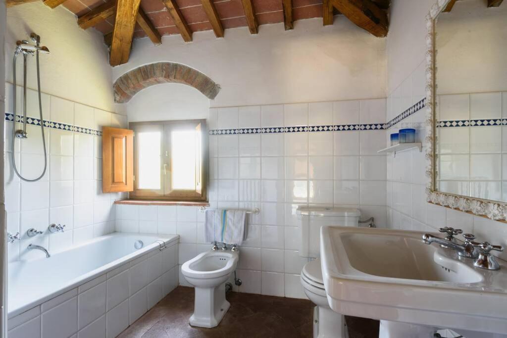 une salle de bain avec une baignoire, des toilettes et un lavabo dans l'établissement Salceta, a Tuscany Country House, à Campogialli