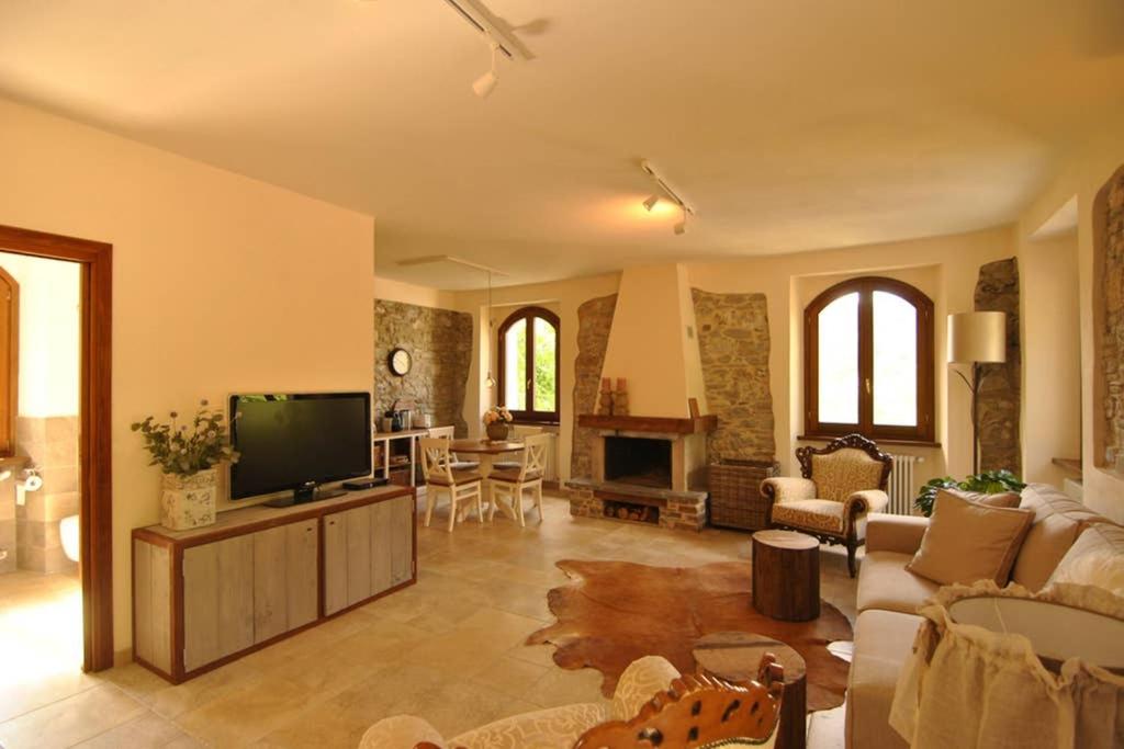 Il comprend un salon doté d'une télévision à écran plat. dans l'établissement Casale delle farfalle, à Tornolo