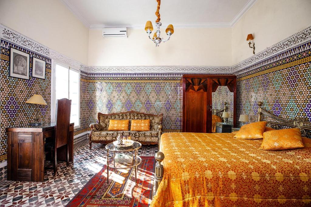 une chambre avec un lit et un canapé dans l'établissement Dar Kika Salam By DKS, à Rabat 37 autres photos