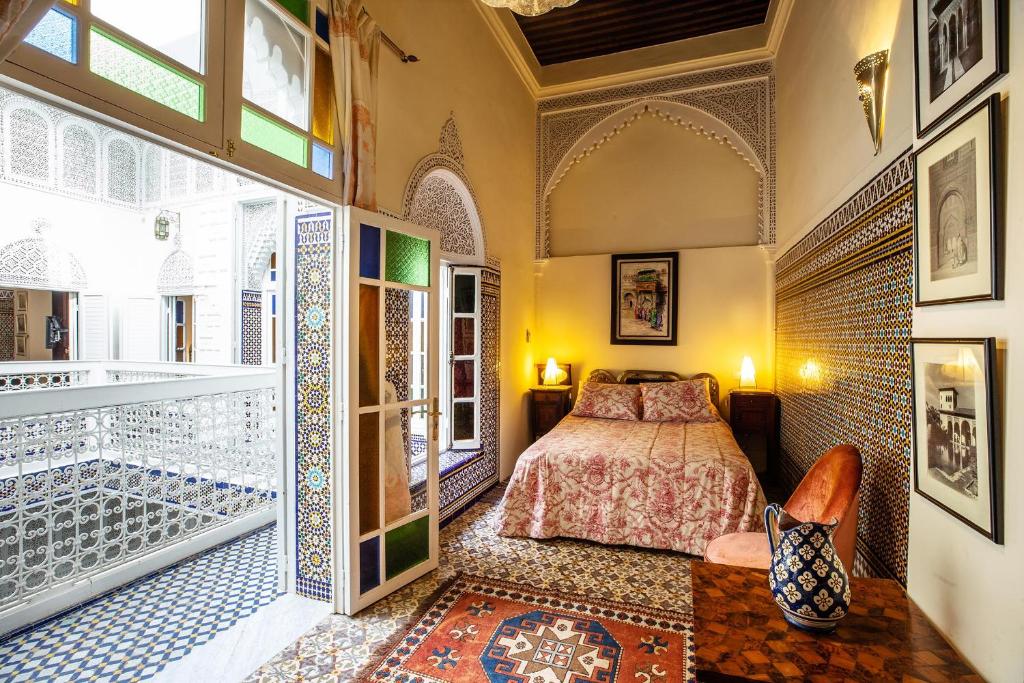 une chambre avec un lit et une grande fenêtre dans l'établissement Dar Kika Salam By DKS, à Rabat