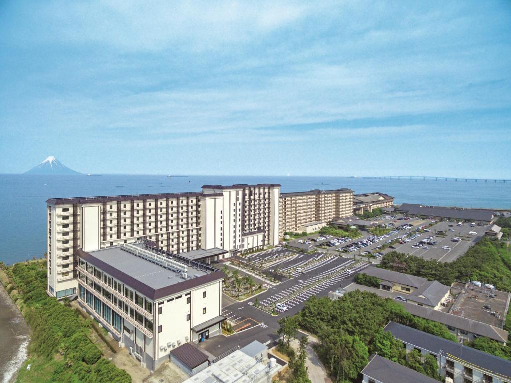 - une vue aérienne sur un complexe avec une montagne en arrière-plan dans l'établissement Ryugujo Spa Hotel Mikazuki Fujimitei, à Kisarazu