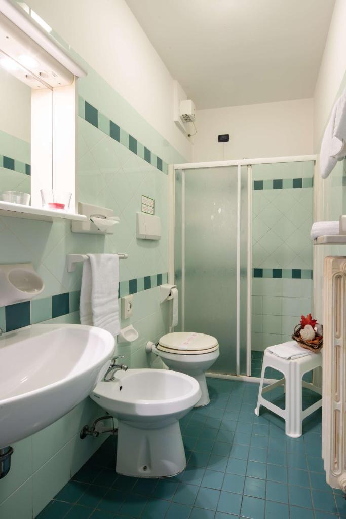 une salle de bain avec un lavabo, des toilettes et une douche dans l'établissement EURO b&b, à Cattolica