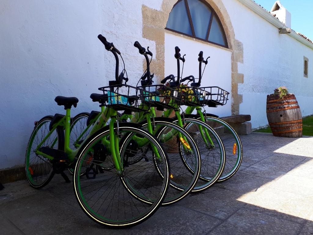 un groupe de vélos garés à côté d'un bâtiment dans l'établissement Masseria Salentina Costarella, à Borgagne