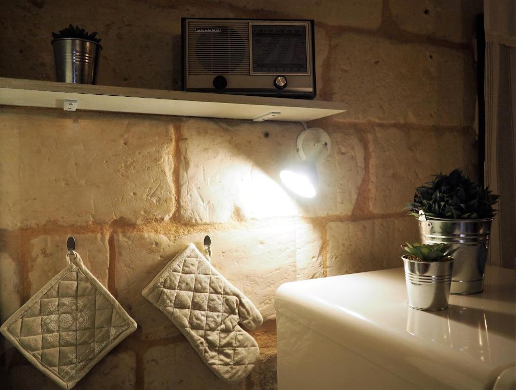 une cuisine avec un comptoir et un four micro-ondes sur un mur dans l'établissement Masseria Salentina Costarella, à Borgagne 164 autres photos