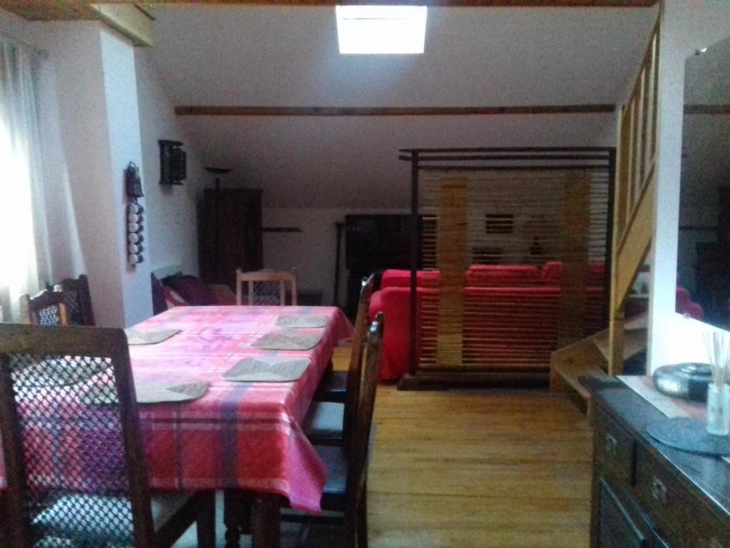 une salle à manger avec une table et une chambre avec un lit dans l'établissement Appartement en loft 50m2 dans maison avec chambre en mezzanine et canapes lits dans salon, à Saint-Pierre-de-Chartreuse
