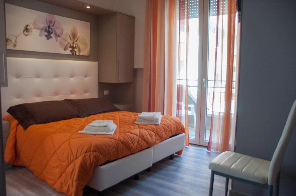 une chambre avec un lit avec deux serviettes dessus dans l'établissement Albergo Villa Miraggio, à Rimini