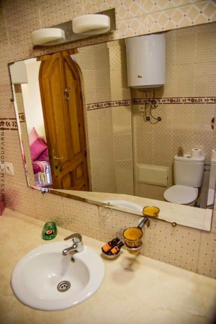 une salle de bain avec un lavabo et un miroir et des toilettes dans l'établissement Riad Dar Zouhour, à Rabat