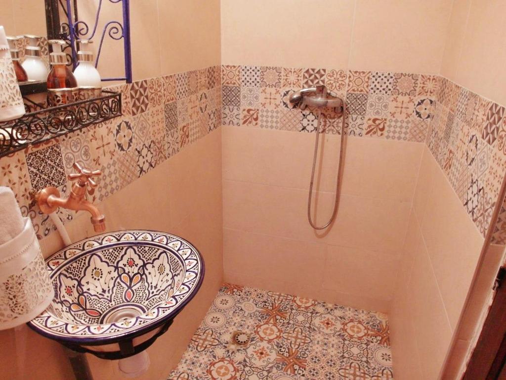 une salle de bain avec une douche, des toilettes et un lavabo dans l'établissement Riad Chennaoui, à Marrakech 37 autres photos