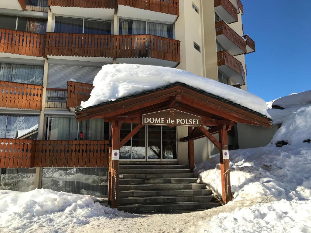 Un bâtiment avec un panneau dans la neige dans l'établissement Résidence Dome de Polset - Studio 2 adultes et 2 enfants - Wifi, à Val Thorens 13 autres photos