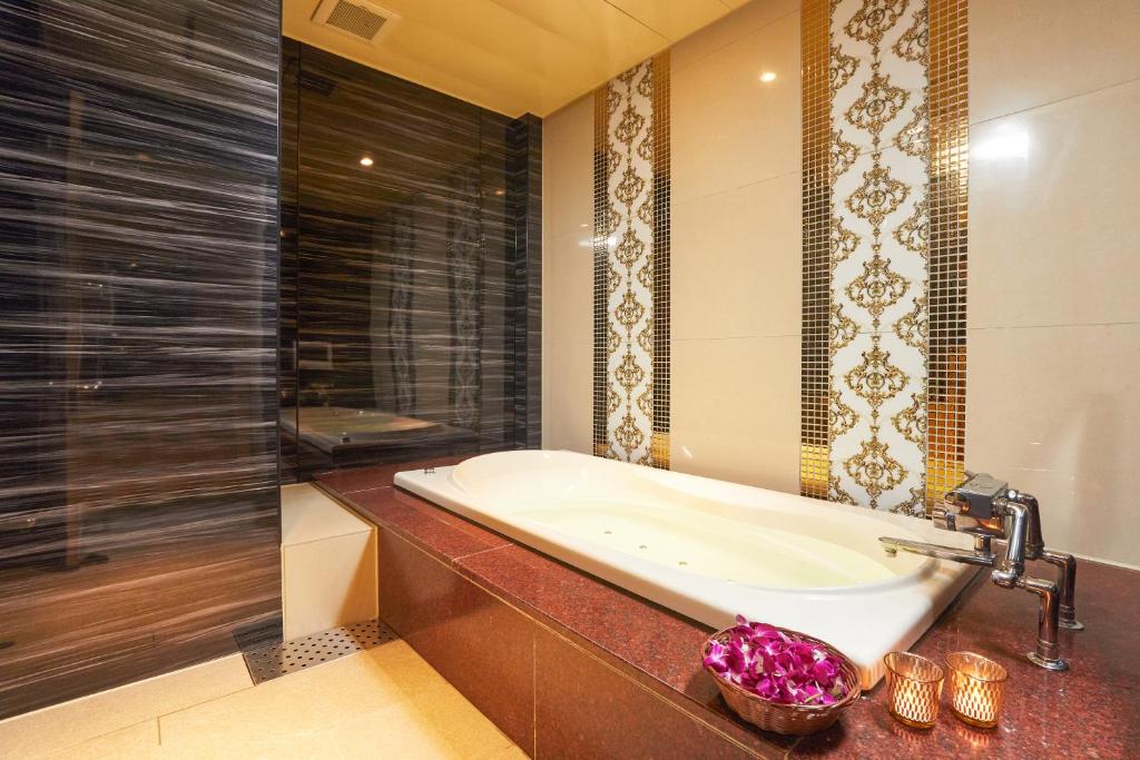 une salle de bain avec une baignoire et un lavabo dans l'établissement HOTEL Artia Nagoya (Adult Only), à Kitanagoya