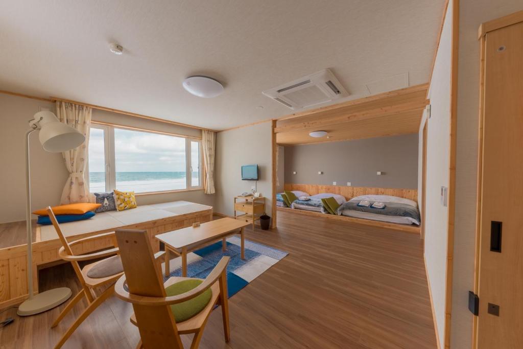 une chambre avec un lit, un bureau et une table dans l'établissement Hotel Kifu Club Shiretoko, à Shari