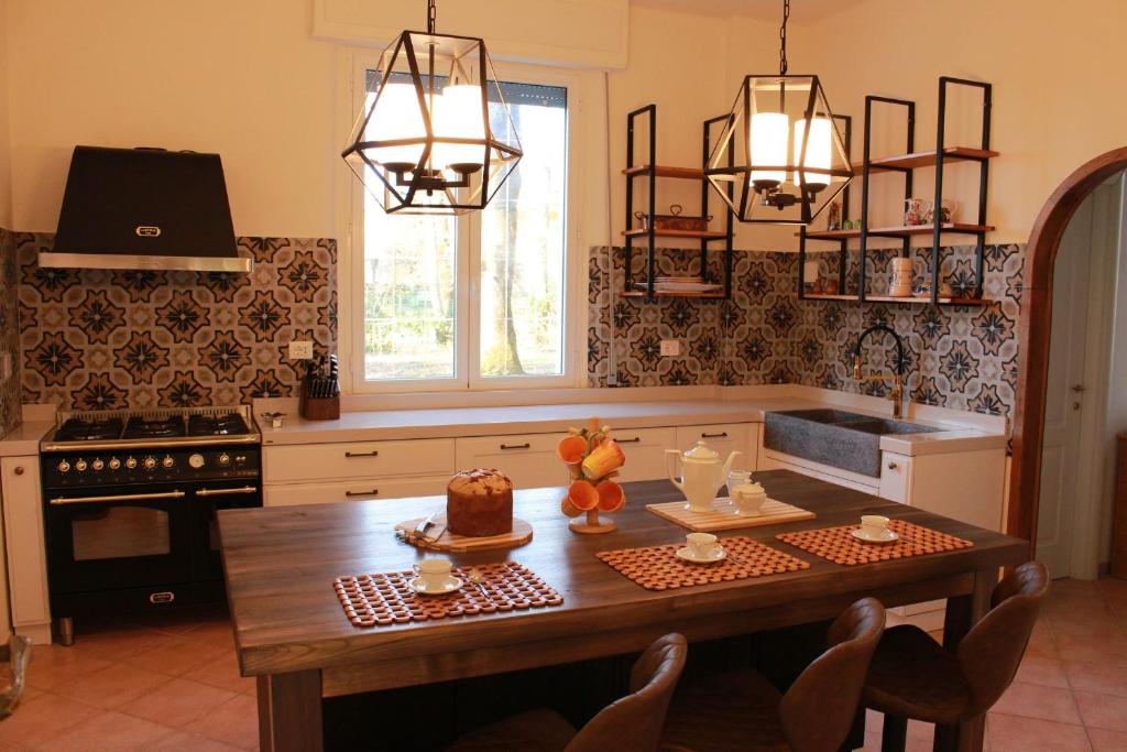 - une cuisine avec une table et un gâteau dans l'établissement Villa La Casa Bianca, à Podere Pian Mucini